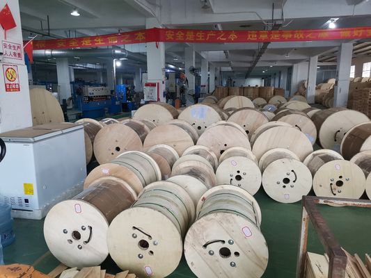 Komunikasi jarak jauh di luar ruangan Aerial Steel Wire Memperkuat GYXTY 1km Kapal optik serat lapis baja