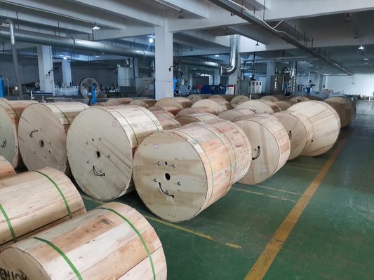 Komunikasi jarak jauh di luar ruangan Aerial Steel Wire Memperkuat GYXTY 1km Kapal optik serat lapis baja